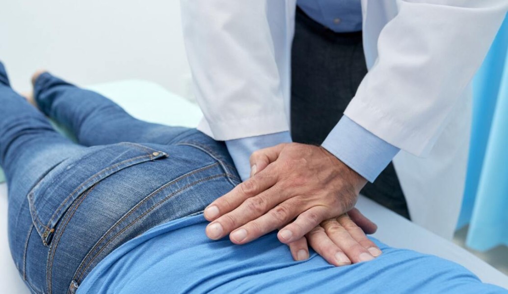 Первая помощь при боли в спине: эффективные методы облегчения Первая помощь при боли в спине: эффективные методы облегчения